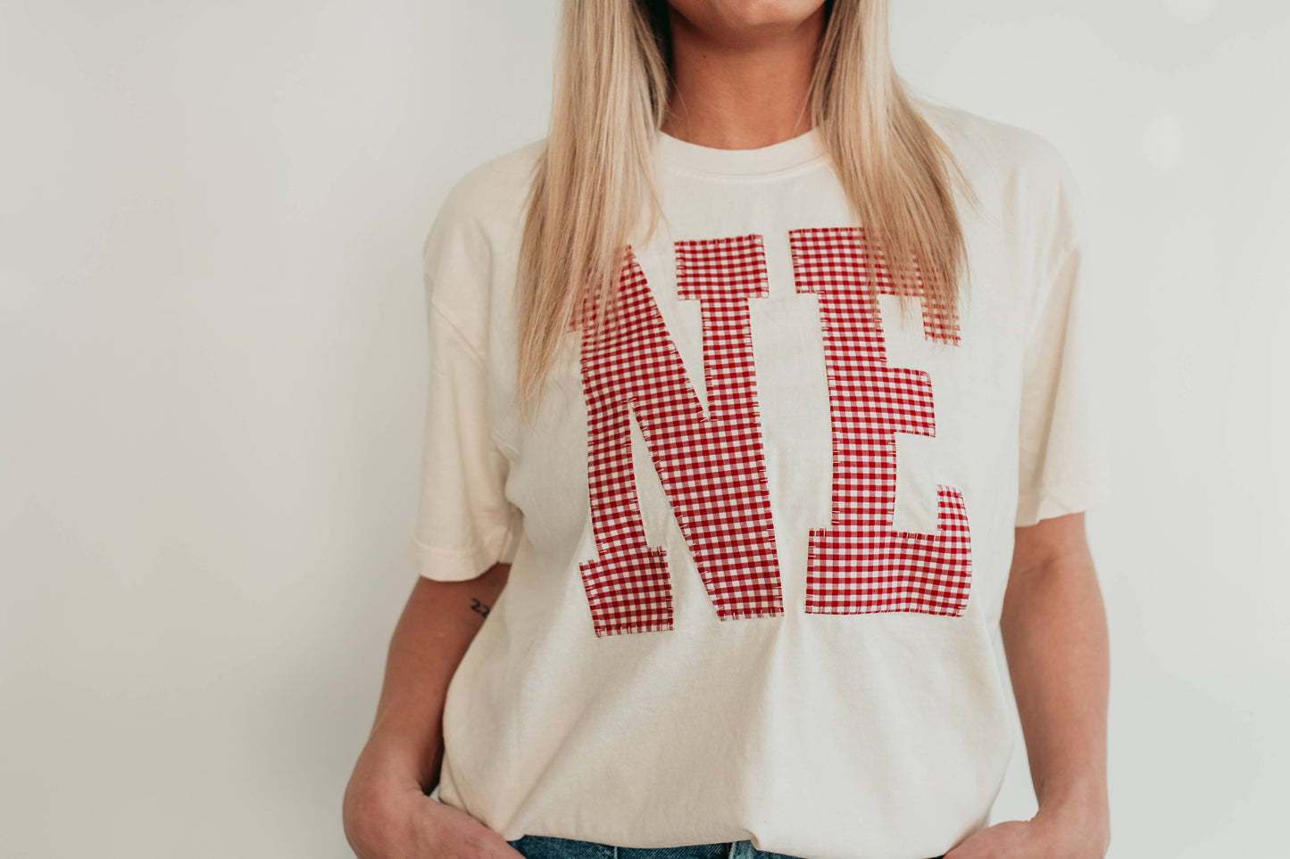 GINGHAM NE APPLIQUE - IVORY TEE